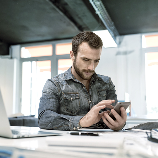 man typing in his phone