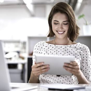 Bądź produktywny!  woman looking into a tablet