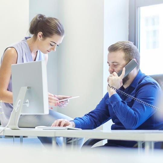 Myślisz, że może nadszedł czas, aby przyjrzeć się swojej infrastrukturze IT? people with phones