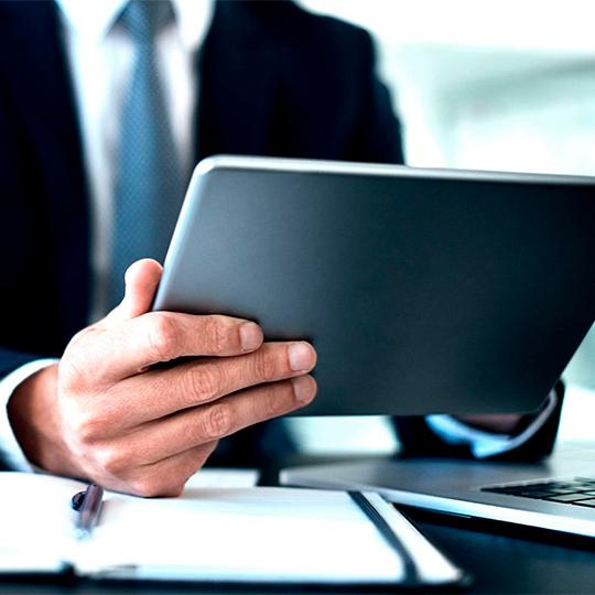 Sprawdź nasze urządzenia wielofunkcyjne z obsługą HyPAS man looking into a tablet